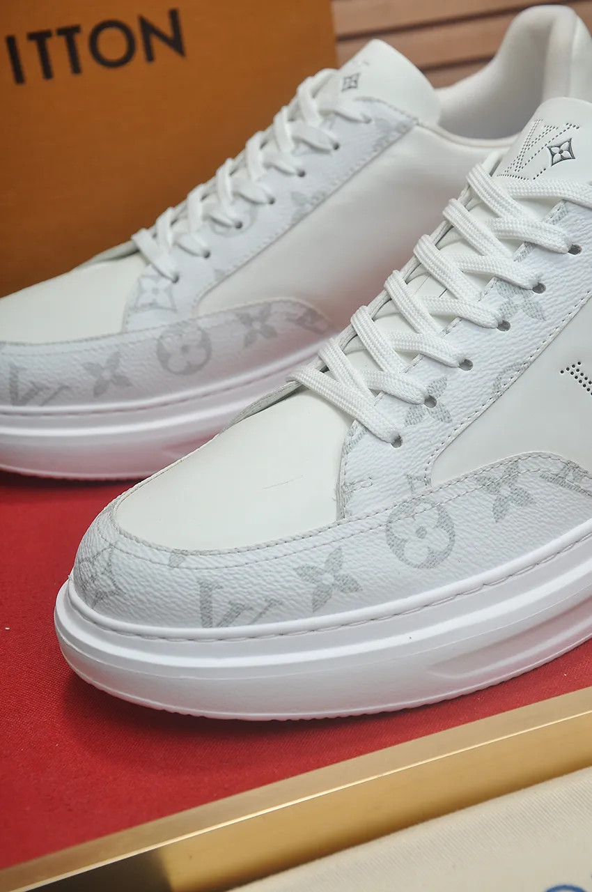 Men's men's shoes 💰640💶Original development, quality shipping, welcome to compare - LV sneaker series sports shoes introduce the loose silhouette of the ready-to-wear series into the spring and summer men's wear shows and make an eye-catching appearance. The cow leather upper is combined with rough fabric laces, and colorful beading highlights the brand's classic elements. LV letters mark the tongue and Monogram floral outsole. Mixed materials Made of top-grain cowhide, thick shoelace design, large Monogram print on the side, mesh lining and cotton feet, the comfort is as extreme as ever, premium heritage, quality first, worth owning! Size: Men’s 38-45 (45 is custom-made and cannot be returned or exchanged)